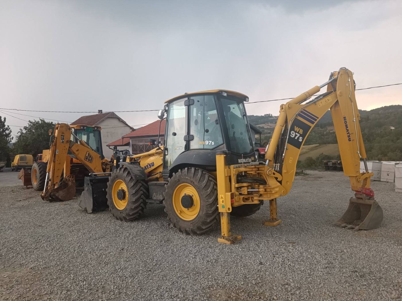 Kombinirke Komatsu WB97S i JCB parkirane u bazi