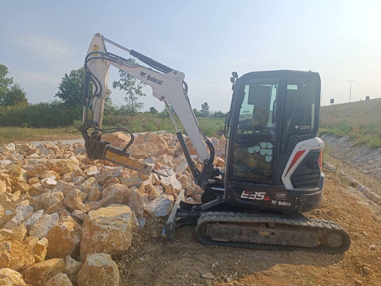 Bobcat E35z sa hidrauličnim čekićem na kamenom materijalu