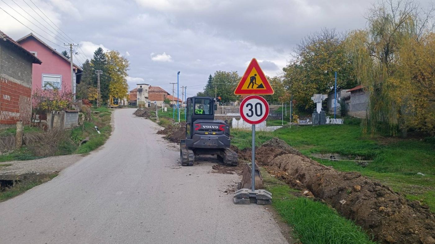 Volvo mini bager i rov uz put kroz selo