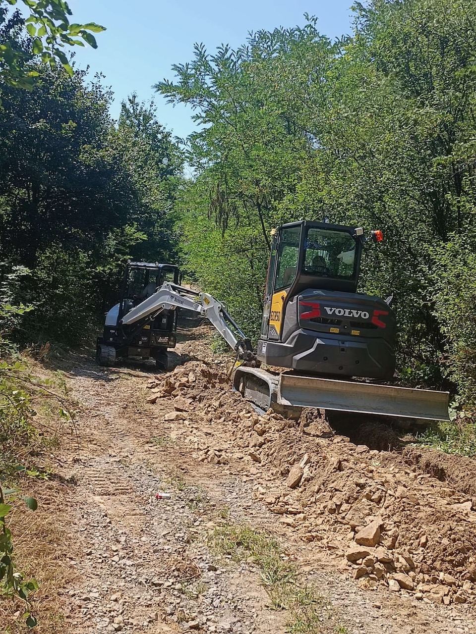 Dva mini bagera otvaraju trasu kroz šumski put