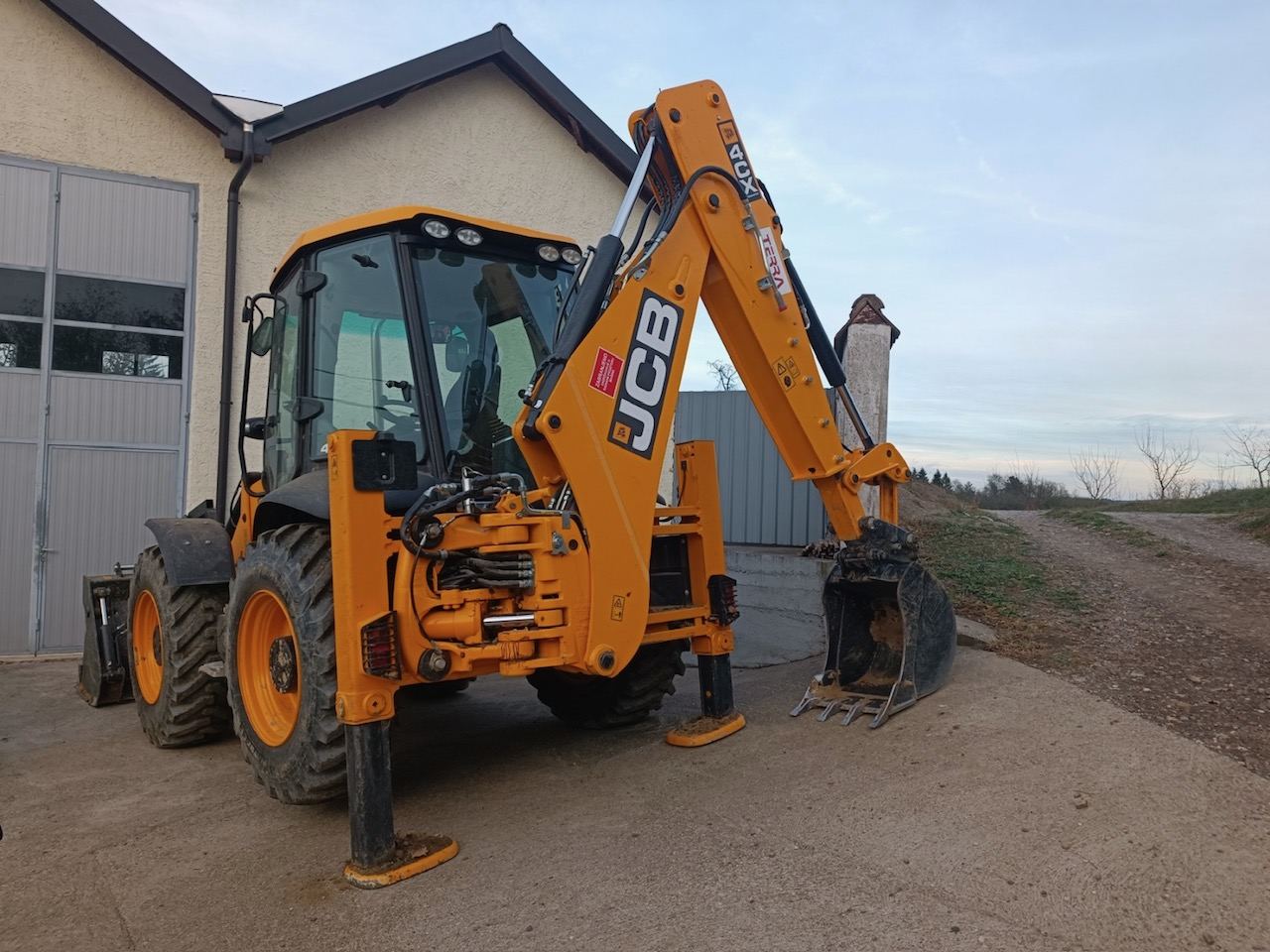 JCB 4CX kombinirka sa spuštenim stabilizatorima