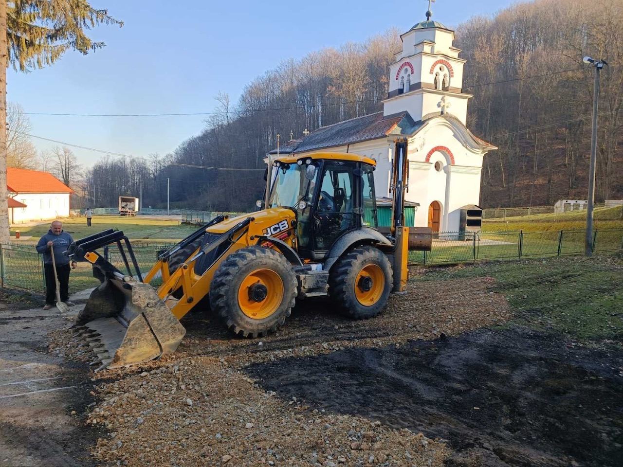 JCB kombinirka ravna tucanik ispred crkve