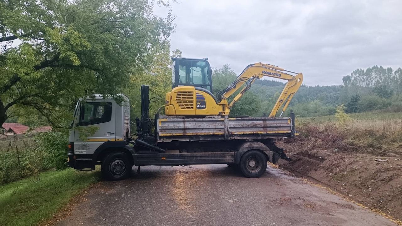 Kamion sa dizalicom prevozi Komatsu mini bager