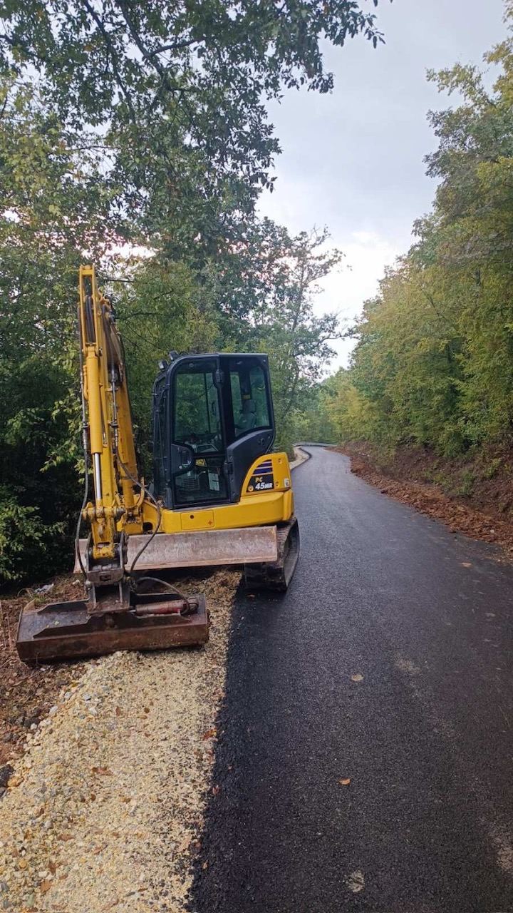 Komatsu PC45MR mini bager pored novog asfalta