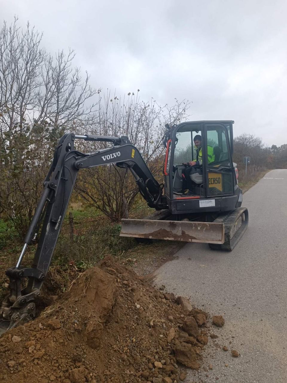 Volvo ECR50 mini bager sa rukovaocem kopa uz put